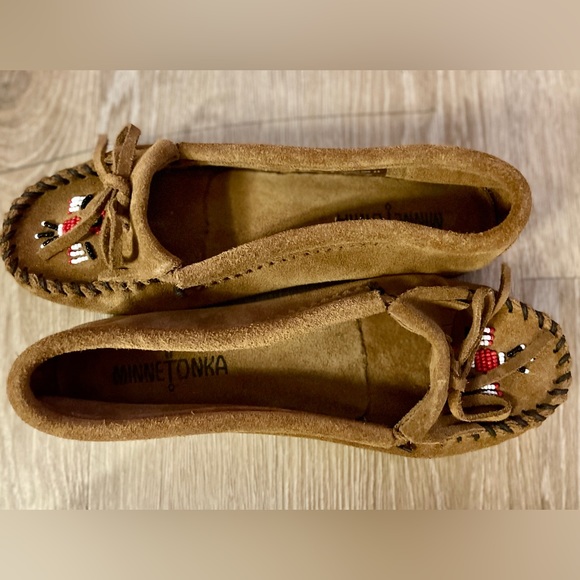 NWOT MinnetonkaThunderbird II Kilty Moccasin - Taupe Suede - size 6 - Picture 1 of 9